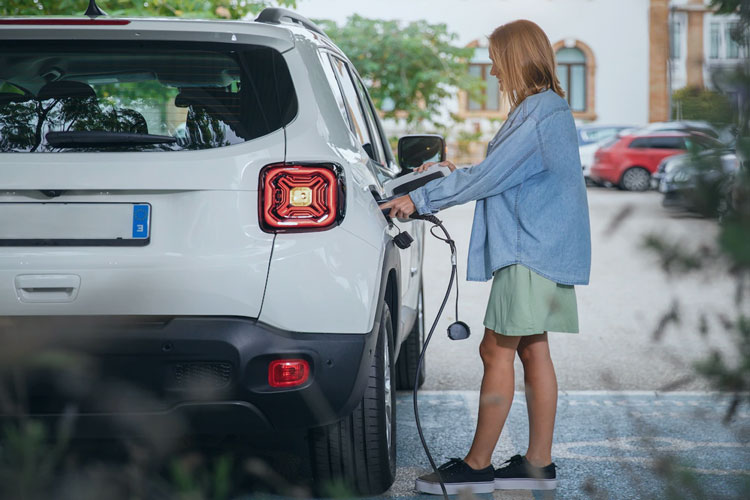 cargando vehiculo electrico