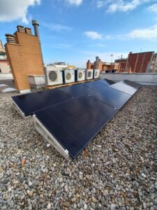 Instalación de placas solares en una comunidad de vecinos hecha por serenovables